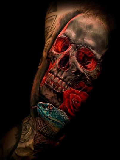 Cráneo y serpiente Realismo tatuaje realizado por Andrés Makishi