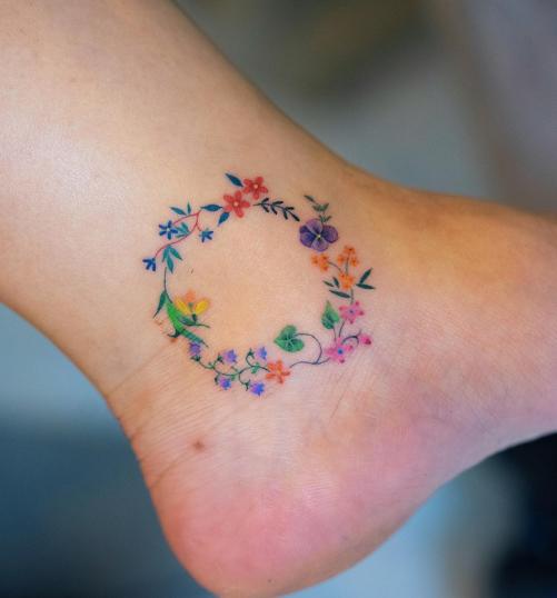 Corona de flores en el tobillo  tatuaje realizado por Zihee
