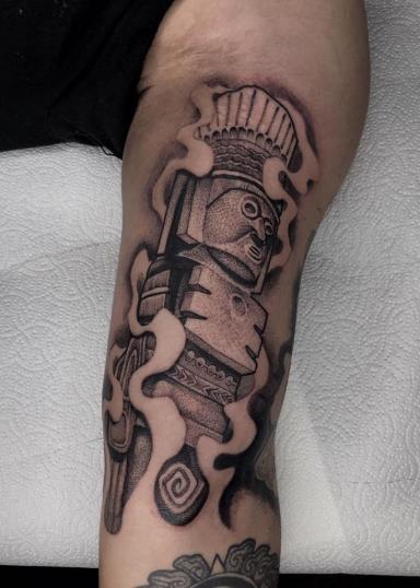 Atlante de Tula tatuaje realizado por Oscar Ortiz