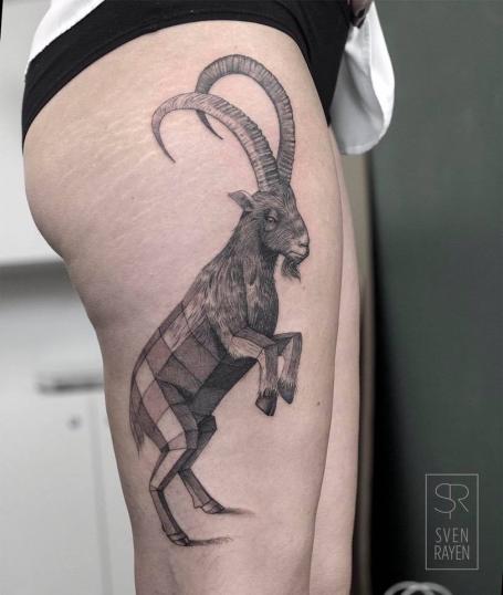Capricornio signo del zodiaco en Muslo tatuaje realizado por Sven Rayen