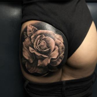 Rosa en el gluteo tatuaje realizado por Izrael VG