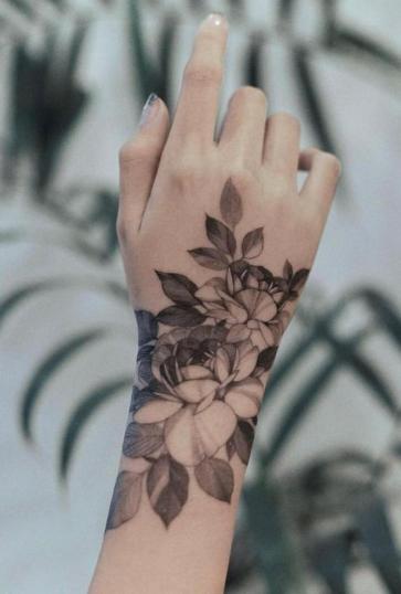 Flores en la mano  tatuaje realizado por Zi Hwa
