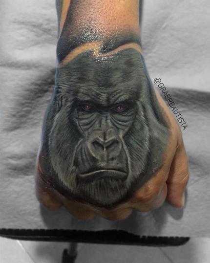 Gorilla en la mano tatuaje realizado por Graer Bautista
