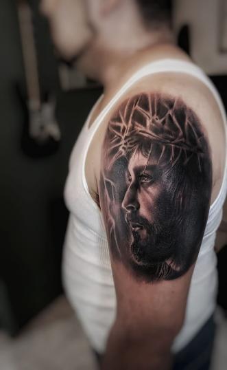 Jesús de Nazareth tatuaje realizado por Xhander Macuare