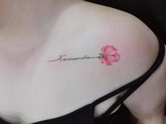 Nombre Fernanda y flor tatuaje realizado por Paty Escobar