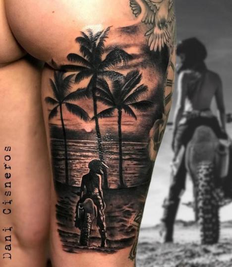 Chica motociclista y paisaje tatuaje realizado por Dani Cisneros