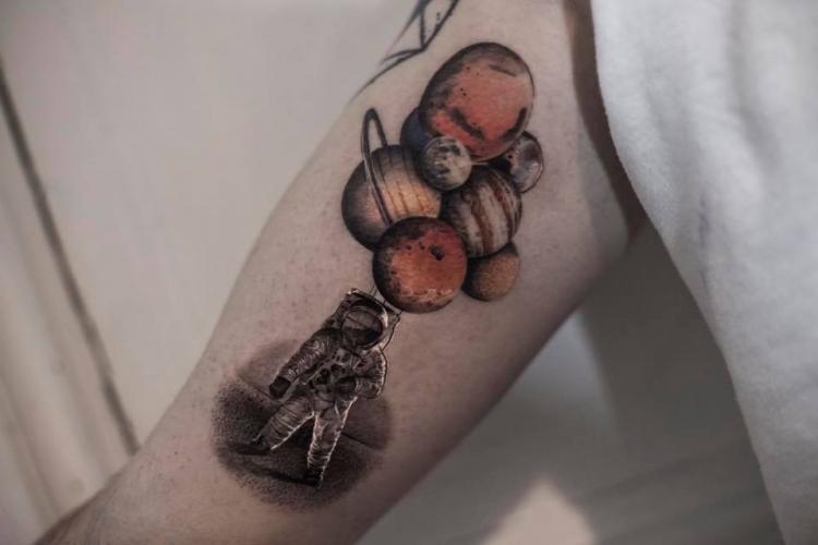 Astronauta en el espacio  tatuaje realizado por Inal Bersekov