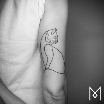 Gato minimalista linea continua tatuaje realizado por Mo Ganji