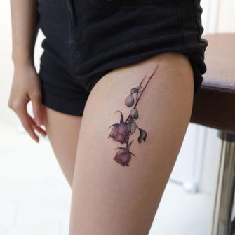 Tatuaje de Rosas en la pierna realizado por Un Grey tatuaje realizado por Un Grey