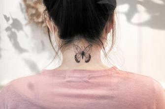 Tatuaje de Mariposa en la nuca realizado por Tattooist Hadam tatuaje realizado por Tattooist Hadam