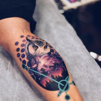 Buho espacial tatuaje realizado por Chris Rigoni Tattooer