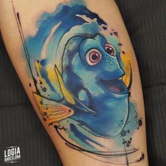 Tatuaje de Dori, Buscando a Nemo realizado por Logia Tattoo Barcelona tatuaje realizado por Logia Tattoo Barcelona