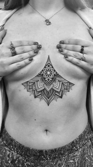 Tatuaje de Geometría debajo del pecho realizado por Yaki shasha tatuaje realizado por Yaki shasha