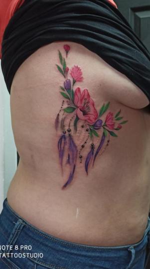Flores en las costillas tatuaje realizado por TRIBAL studio