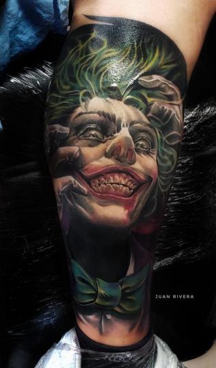  Joker a color tatuaje realizado por Juan Rivera