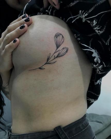 Tatuaje de Flores debajo del pecho blackwork realizado por Soul.ink Tattoo Estudio tatuaje realizado por Soul.ink Tattoo Estudio