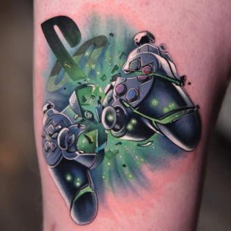 Control de playstation tatuaje realizado por Danny Elloitt