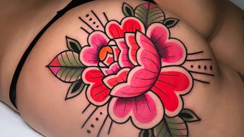 ▷ Rosa en el glúteo oldschool, tatuaje realizado por el tatuador Alejo GMZ  | Ideas de tatuajes