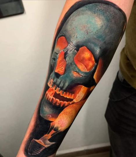 Cráneo realismo tatuaje realizado por Fiker Adrián Tattoo