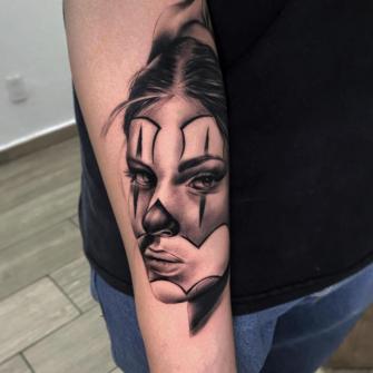 Mujer chicana tatuaje realizado por Esai Griego Breezy