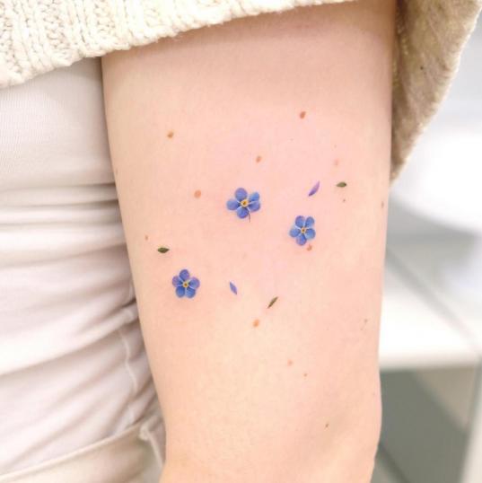 Tatuaje de Mini flores en el brazo realizado por Siyeon tatuaje realizado por Siyeon