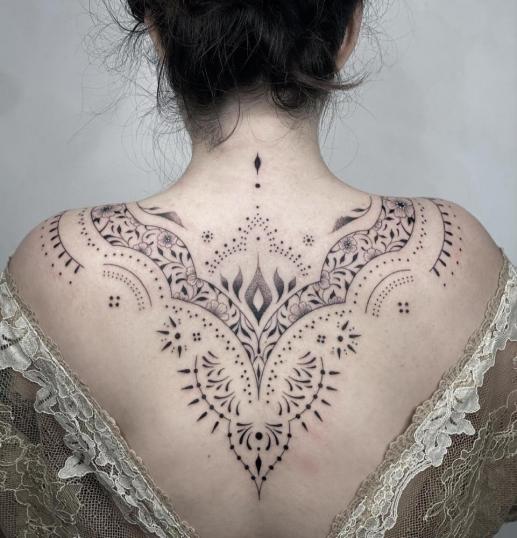 Adornos en la espalda tatuaje realizado por Blum