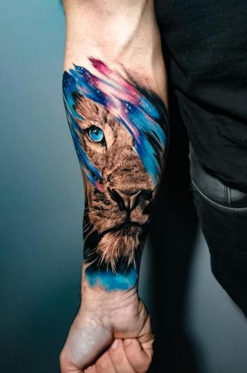 León galáctico tatuaje realizado por Alexis Campos Tattoo
