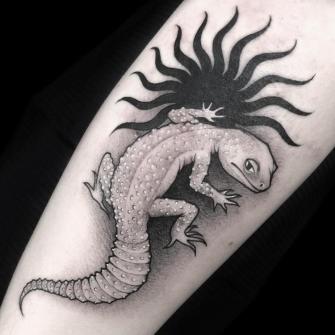 Gecko leopardo Black work tatuaje realizado por SAMM RAE