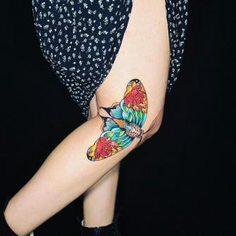 Mariposa Neotradicional tatuaje realizado por Razor Tattoo
