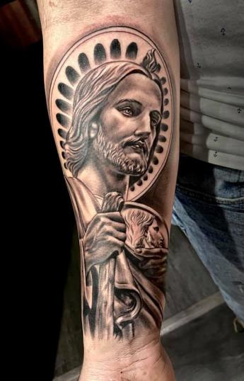 San Judas Tadeo en el brazo tatuaje realizado por Yesy Gonzalez