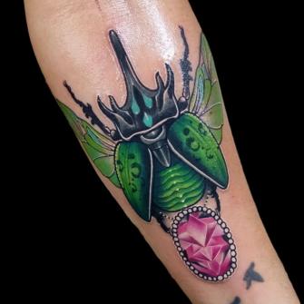 Escarabajo neotradicional tatuaje realizado por Ricardo Guevara Altamirano