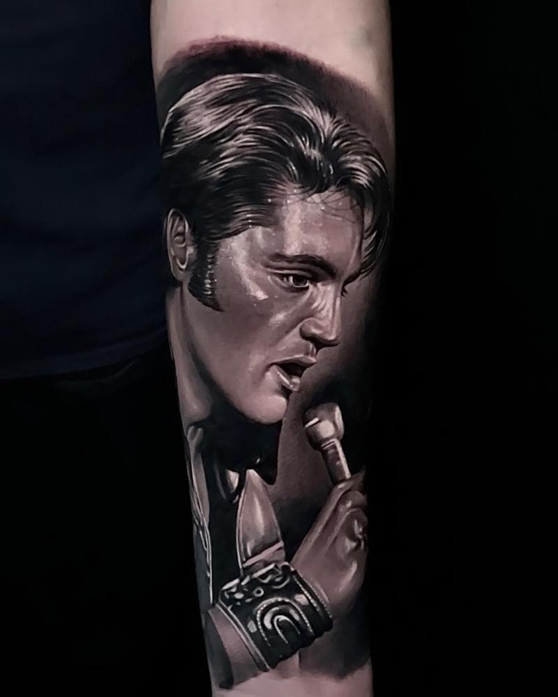 tatuaje de Elvis Presley realismo por Suriel Robles tatuaje realizado por Suriel Robles
