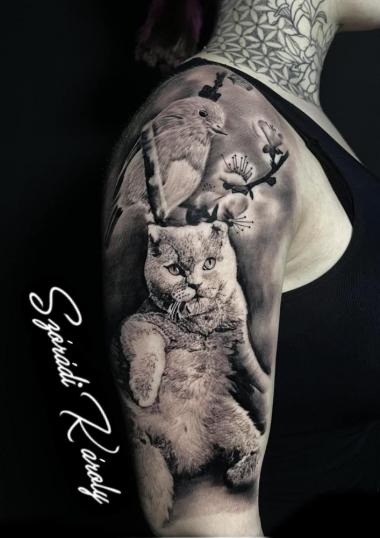 Tatuaje de gato y ave realismo tatuaje realizado por Szóradi Károly