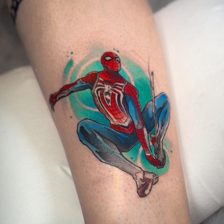 Spider man tatuaje realizado por Baris Yesilbas