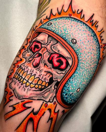 Cráneo con casco tatuaje realizado por Gianluca Artico