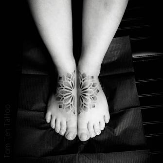 Mandala en los pies  tatuaje realizado por Thomas rousseau