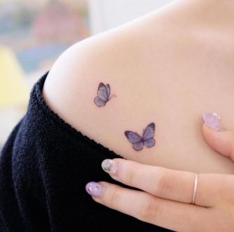 Tatuaje de Mini mariposas en el hombro realizado por Siyeon tatuaje realizado por Siyeon