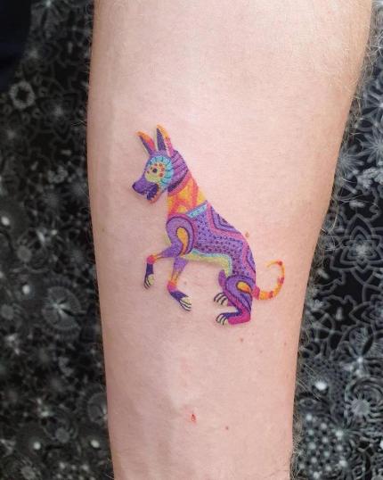 Tatuaje de Xoloitzcuintle alebrije realizado por Pablo Diaz Gordoa tatuaje realizado por Pablo Diaz Gordoa
