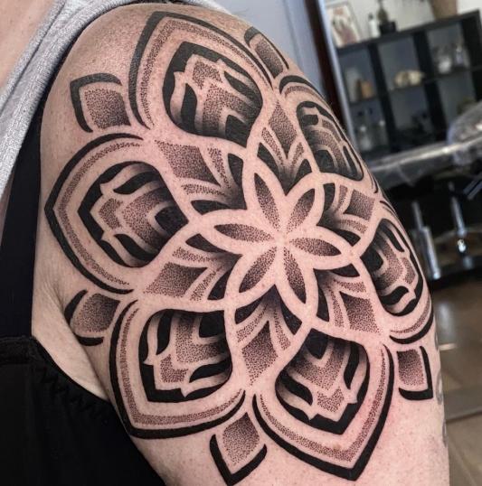 Mandala en hombro y brazo por Dom Joel tatuaje realizado por Dom Joel
