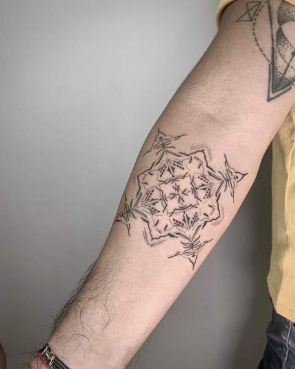 Tatuaje de finas líneas en el brazo  tatuaje realizado por Mauricio Galindo 