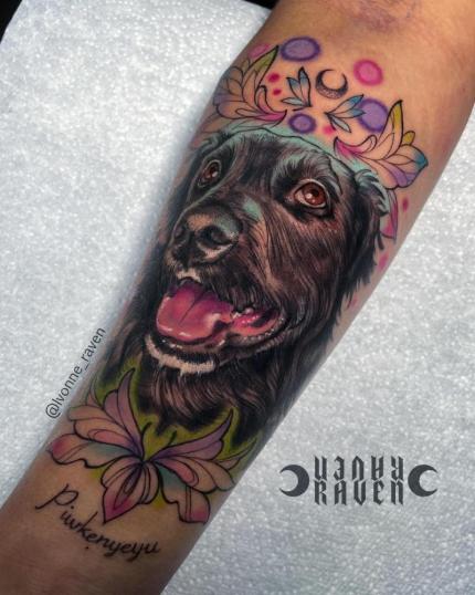 Perro mascota negro tatuaje realizado por Ivonne The Raven