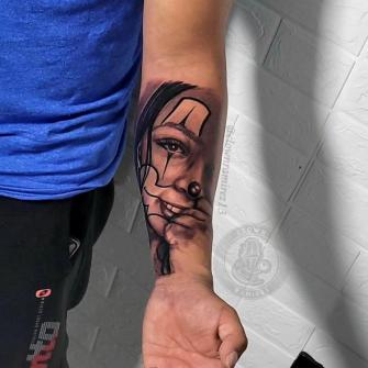 Tatuaje chicana retrato personalizado en Old Gangsters Tattoo tatuaje realizado por Old Gangsters Tattoo