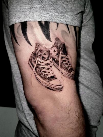 Tatuaje de tenis converse realizado por Enrique Morraz tatuaje realizado por Enrique Morraz