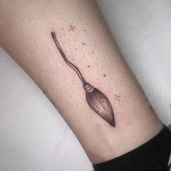 Tatuaje de nimbus 2 Harry Potter black and grey realizado por Ana Vega tatuaje realizado por Ana Vega