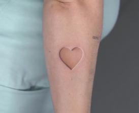 Tatuaje de corazón tallado en el antebrazo realizado por Daniel Gulliver tatuaje realizado por Daniel Gulliver