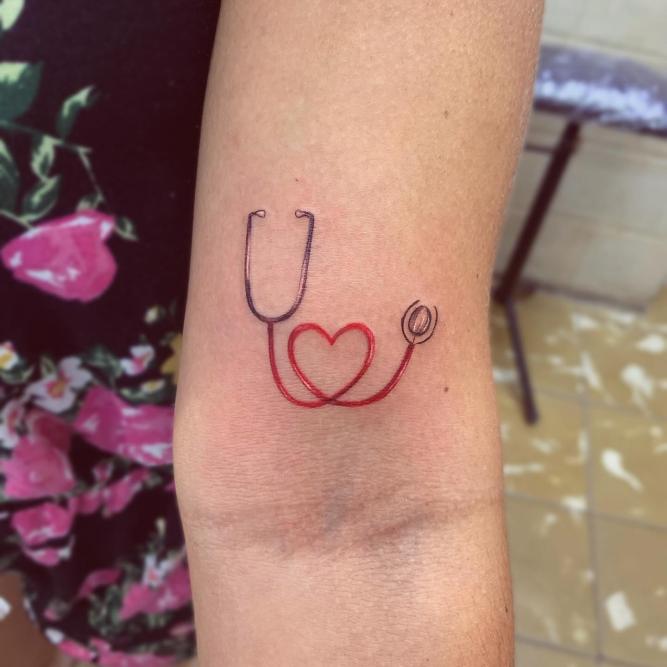 Tatuaje de estetoscopio y corazón realizado por Gennys Ortiz tatuaje realizado por Gennys Ortiz