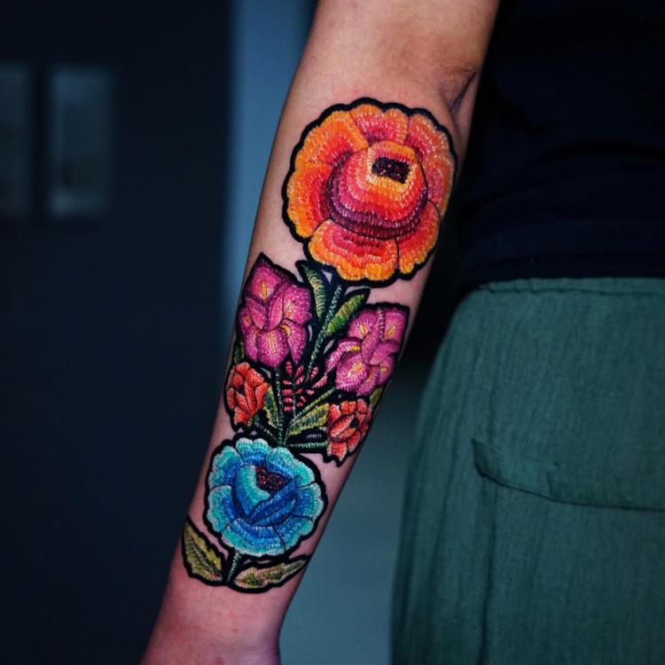 Tatuaje de flores bordados realizado por Ksu Arrow tatuaje realizado por Ksu Arrow
