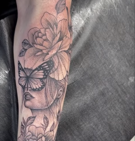 Tatuaje de mariposa con decoraciones realizado por Alex Konti tatuaje realizado por Alex Konti