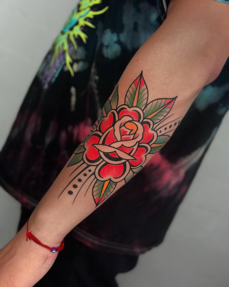 Tatuaje tradicional de rosa realizado por Alejo Gmz tatuaje realizado por Alejo Gmz