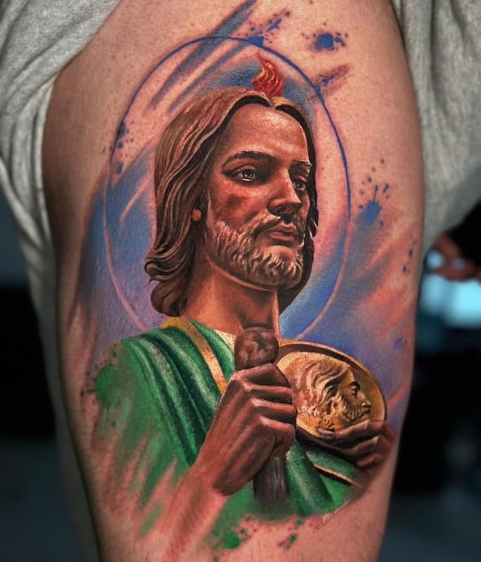 Tatuaje de San Judas Tadeo en el brazo realizado por Jonathan Betancourt tatuaje realizado por Jonathan Betancourt